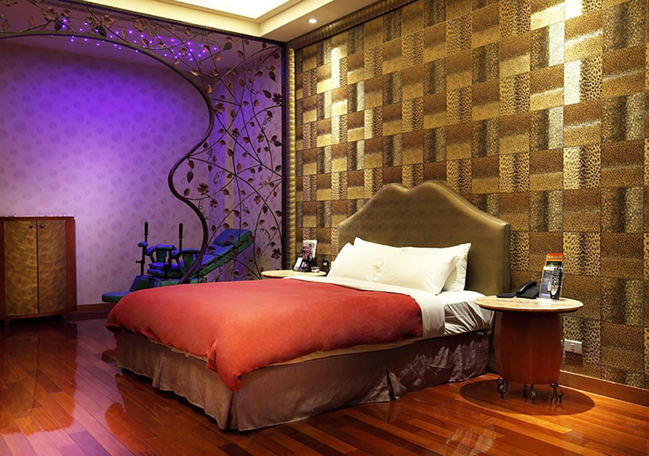 Royal Group Motel Wu Yin Branch Гаосюн Екстер'єр фото